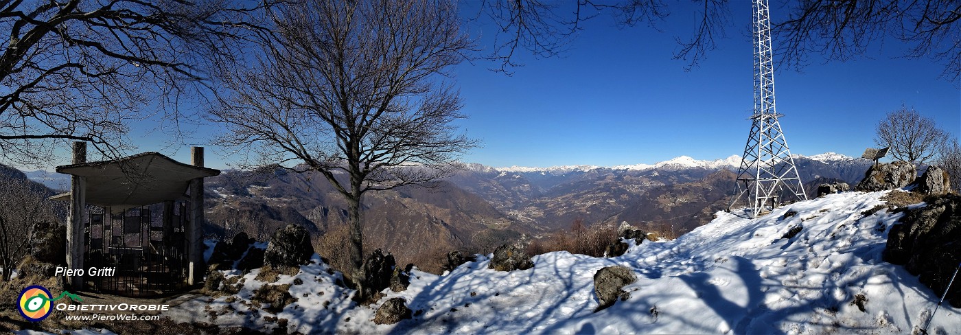 45 In vetta allo Zucco, da sx cappella, croce, libro aperto a ricordo della guida alpina Baroni.jpg